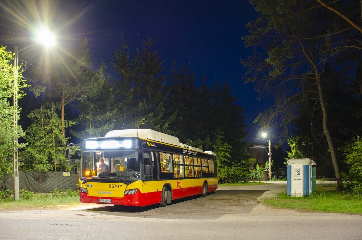 9679
Z dniem dzisiejszym funkcjonowanie firmy Michalczewski w sieci ZTM Warszawa przeszĹo do historii. W zwiÄzku z tym postanowiĹem wrzuciÄ zdjÄcie, z jednego z ciekawszych miejsc, gdzie byĹo moĹźna dojechaÄ Scaniami tego przewoĹşnika - Nowych ZaĹubic. ByĹo to moĹźliwe za sprawÄ brygady 67 kursujÄcÄ w DĹ, ktĂłra po caĹym dniu pracy na linii 110, przechodziĹa na jedno kĂłĹko linii 705.

