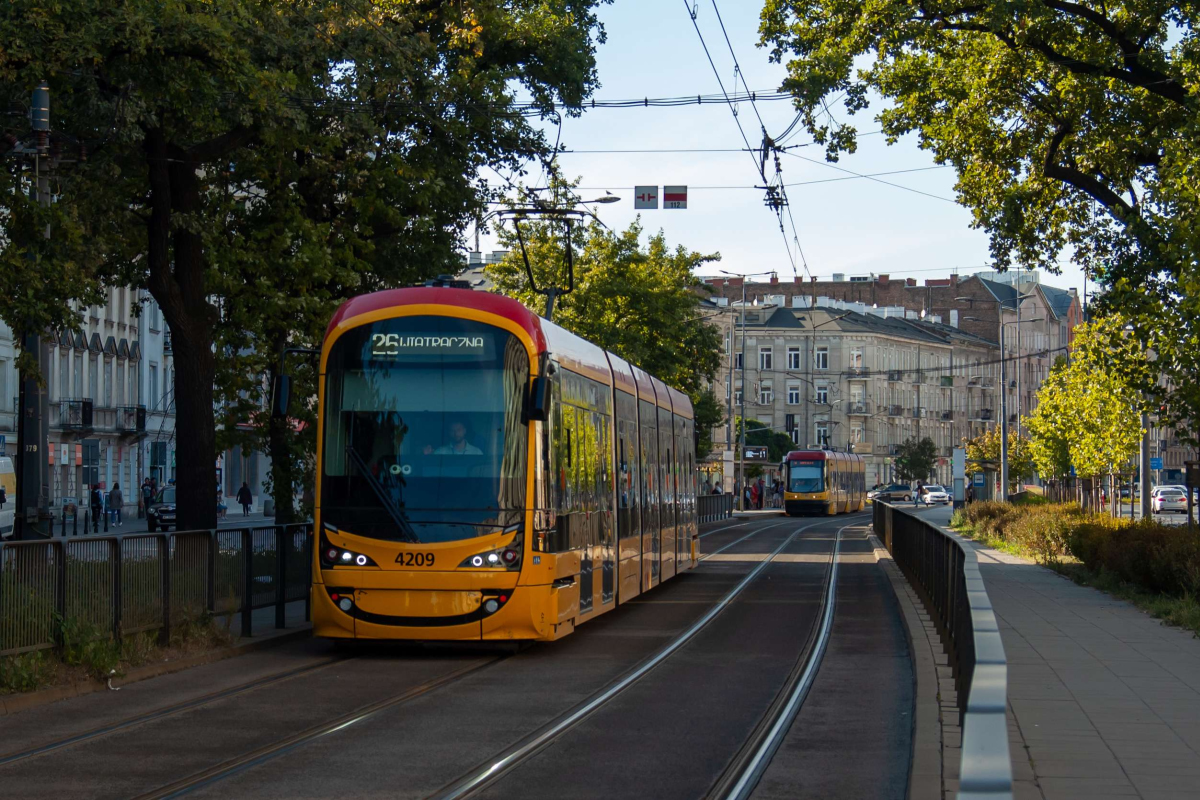 4209
W dniu dzisiejszym na 26 debiutowaĹ drugi Hultaj - tym razem byĹ to 4209. Pozdrowienia dla motorniczego.
