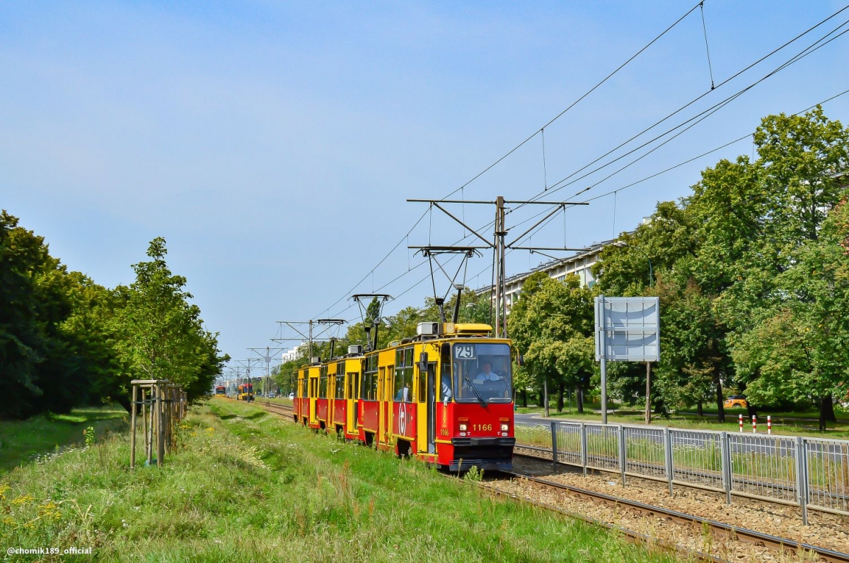 1166+1167+1165
W dniu 14.08.2021 odbyĹa siÄ przejaĹźdĹźka potrĂłjnym skĹadem Konstala 105Na, byĹy rĂłwnieĹź fotostopy w wyznaczonych miejscach przez organizatora. Pozdrowienia dla fotografujÄcych, uczestnikĂłw i organizatora tego wydarzenia.
Słowa kluczowe: PotrĂłjniakiempoWarszawie PotrĂłjniak