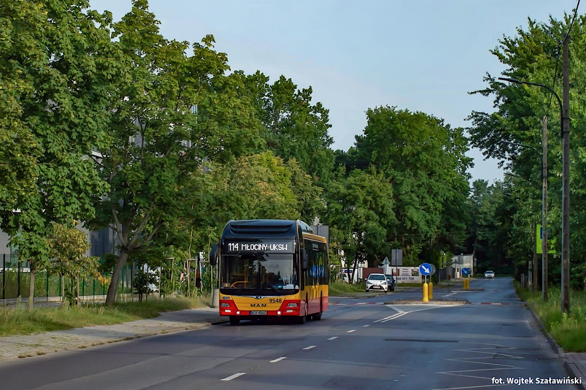 9548
Z koĹcem wakacji MANy hybrydowe z Mobilisu przestanÄ jeĹşdziÄ po ulicach Warszawy, zastÄpiÄ je nowoczesne krĂłtkie Otokary
Słowa kluczowe: DziwadĹo