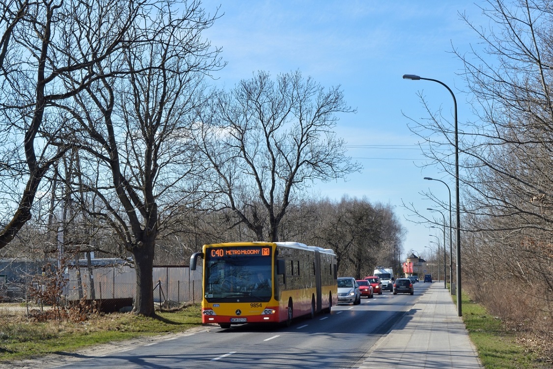 9854
Warszawa, skrÄt przed Cmentarzem PĂłĹnocnym.
