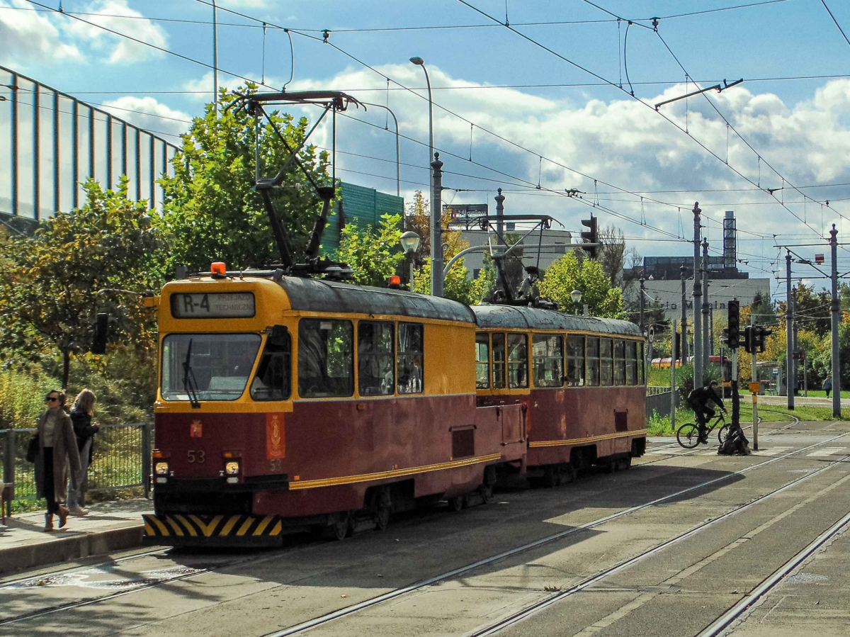 53+818
"Ĺťaba" zmieniĹa lokum.
Od 4 paĹşdziernika oczekuje remontu na zakĹadzie T-1 przy ul. Prymasa TysiÄclecia. ChwilÄ po 13:00 owego dnia z zajezdni "Ĺťoliborz" wyjechaĹ taki oto transport. Wagon 821 najprawdopodobniej pojechaĹ juĹź wczeĹniej.
FotografiÄ dodajÄ dokumentacyjnie.
Słowa kluczowe: Konstal13N