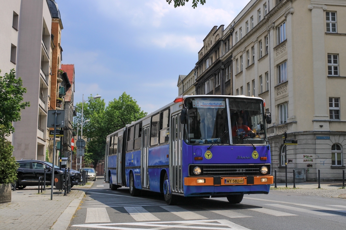 484-499-8
Zlot z okazji 50 lat IkarusĂłw na ĹlÄsku
Przegubowiec przyjechaĹ w goĹci. 
Tutaj w trakcie parady. Pozdrawiam kierowcÄ
