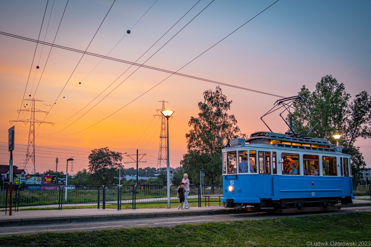 151
KrĂłtki postĂłj Krakowskim SN4 na Tarchominie KoĹcielnym o zachodzie sĹoĹcađ
