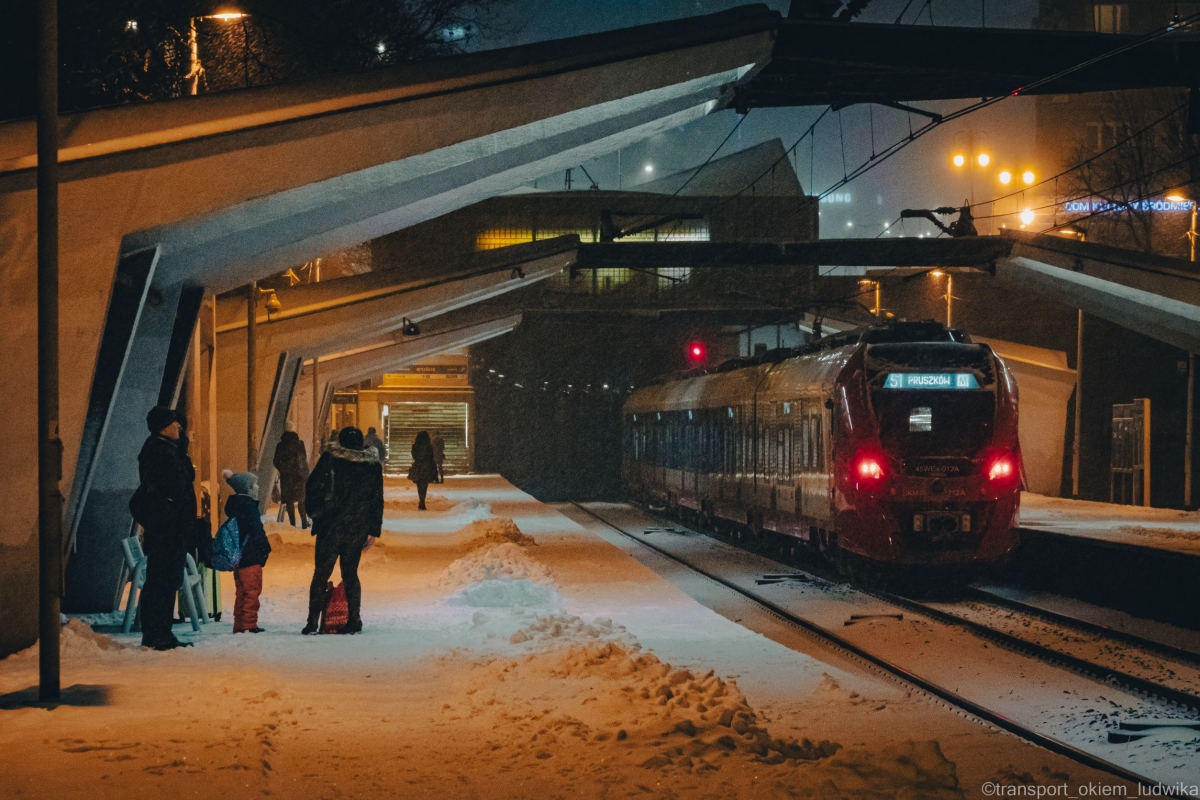 45WEa-012
Zimowy wieczĂłrâď¸
Słowa kluczowe: Zima