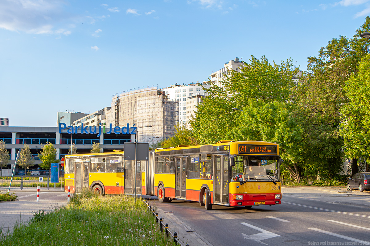7891
Jelcz M181M wyjeĹźdĹźa z dawnego Dworca PoĹudniowego i wykonuje jeden z kursĂłw do stacji kolejki wÄskotorowej w Piasecznie. 
Słowa kluczowe: M181