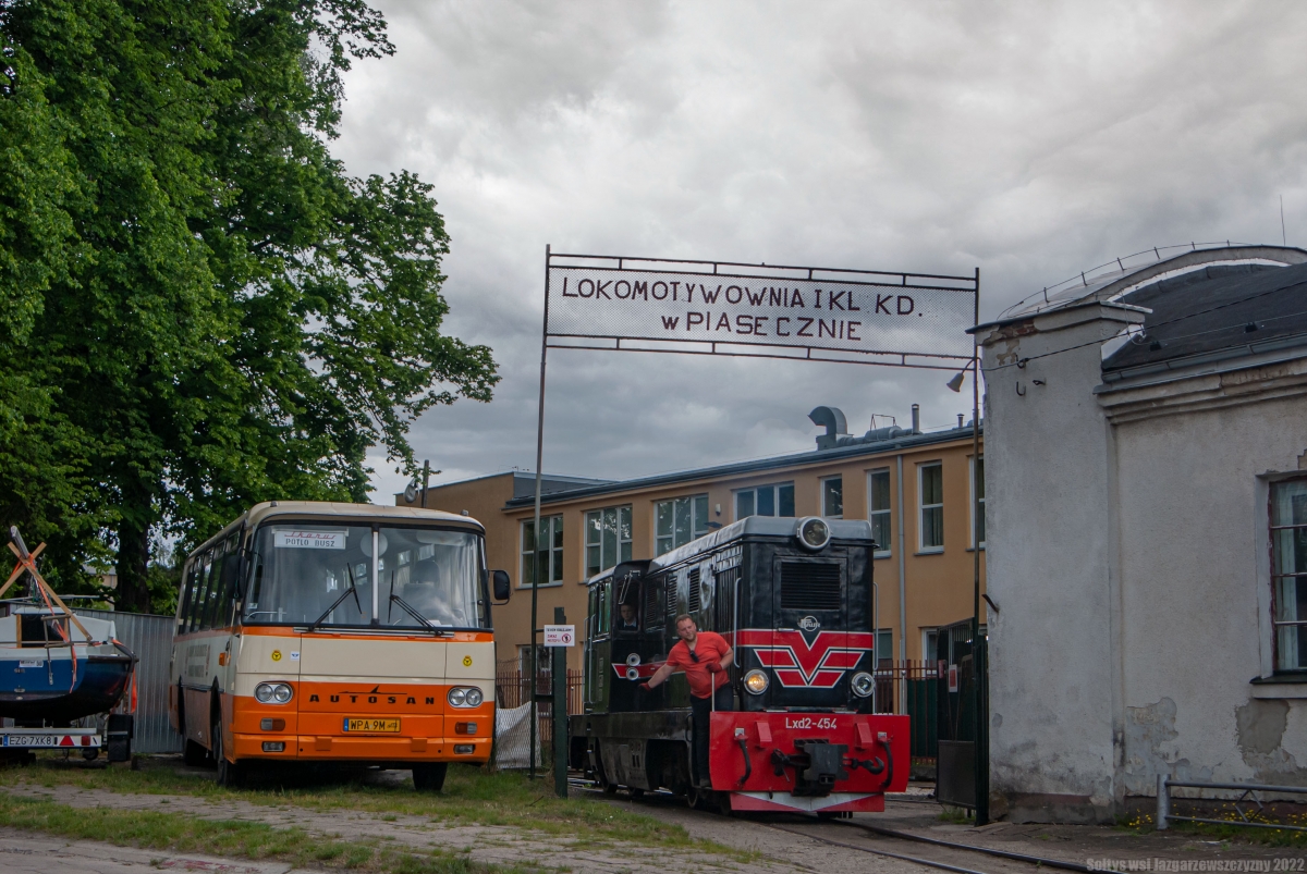 Lxd2-454
Lxd2-454 podczas wykonywania manewrĂłw majÄcych na celu schowanie wszystkich wagonĂłw z niedzielnego pociÄgu na hali gĹĂłwnej. Obok Autosan H9-21, ktĂłry po dĹuĹźszej przerwie wrĂłciĹ do Piaseczna.
Słowa kluczowe: H9-21