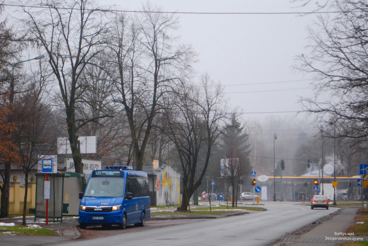 37357
MAN TGE 5.180 w trakcie postoju na przystanku Klarysew.
Słowa kluczowe: Zima