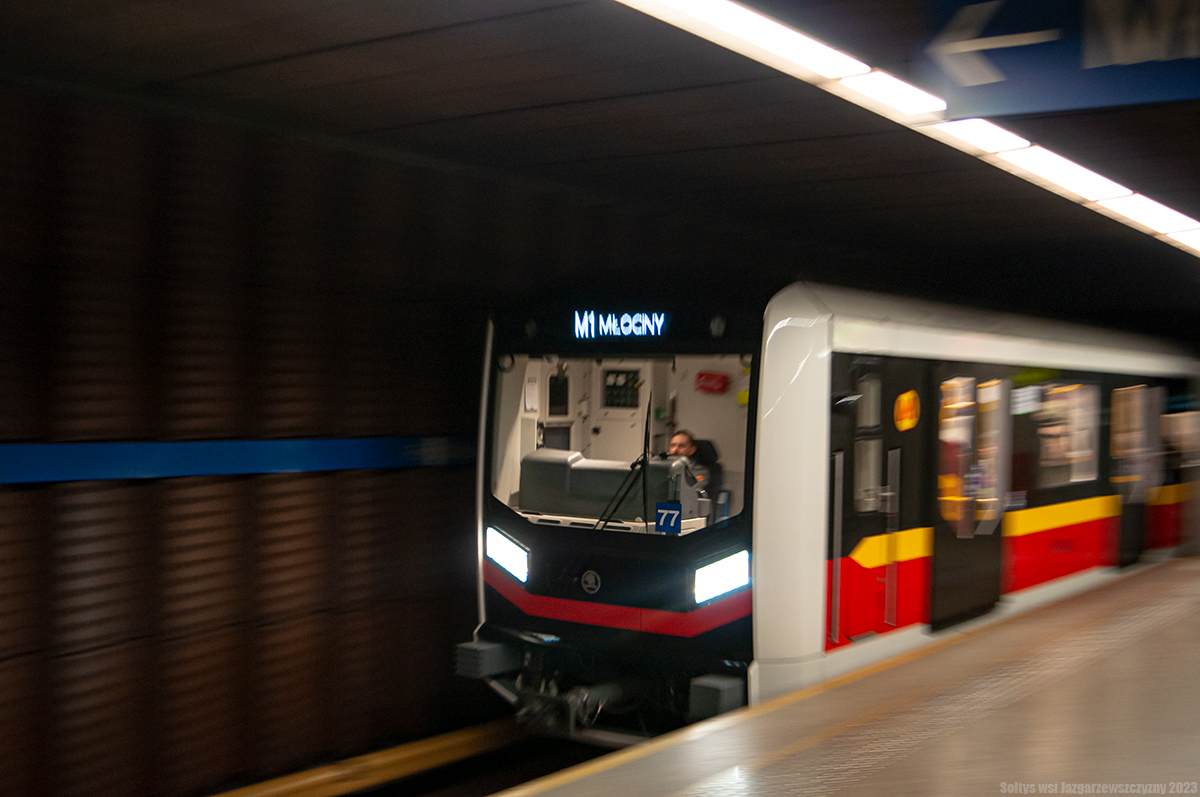 9002+8002+7002+7502+8502+9502
Skoda Varsovia w składzie 77 wjeżdża na stację Metro Plac Wilsona.
Słowa kluczowe: Panning