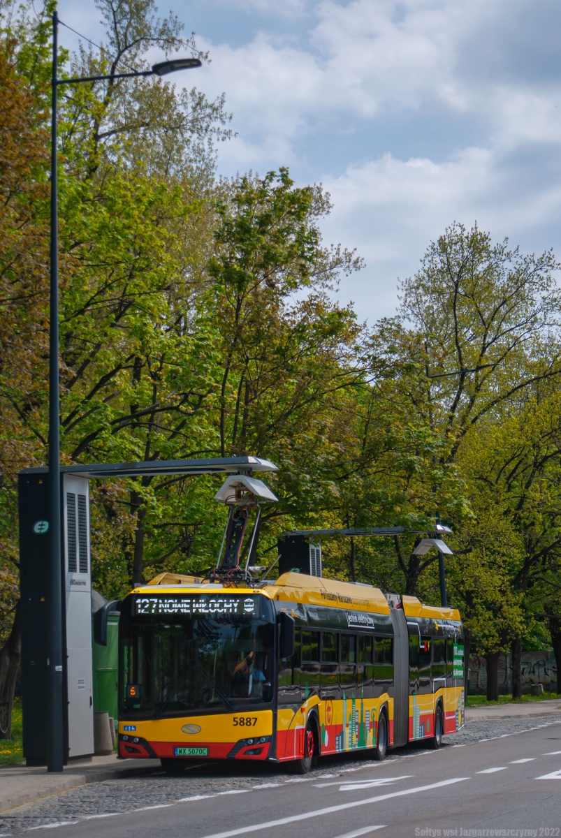 5887
Setny elektryk ładujący "paliwko" przed kursem na linii 127
