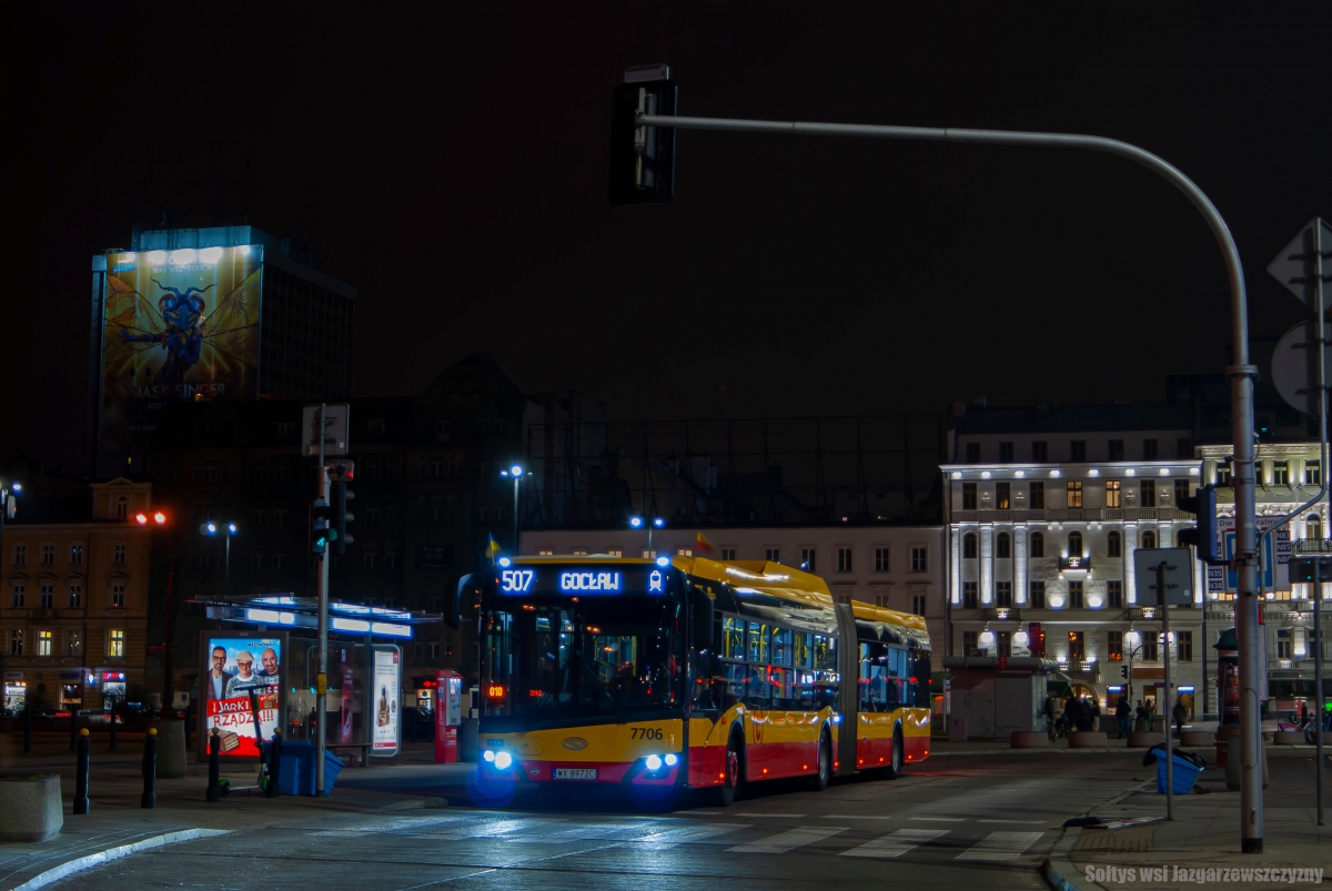 7706
Godny nastÄpca wysĹuĹźonych SolarisĂłw Urbino 18 z 2005 roku w trakcie krĂłtkiego postoju przy Dworcu Centralnym na linii 507.
