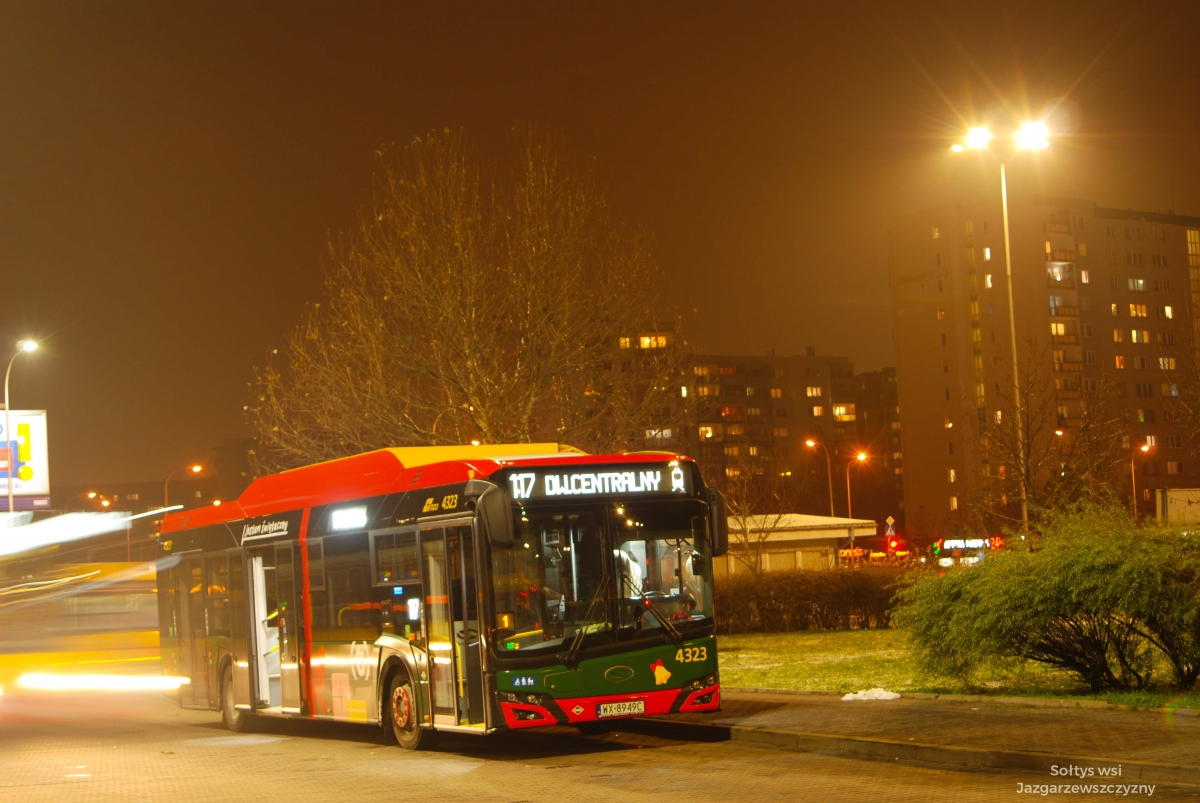 4323
Solaris Urbino 12 IV CNG o numerze taborowym #4323 w ĹwiÄtecznej okleinie uchwycony w trakcie postoju na linii 117. Co ciekawe taki efekt rozmycia uzyskaĹem caĹkiem przypadkowo, gdy inny autobus przetaczaĹ siÄ w kadr podczas naĹwietlania. 
Słowa kluczowe: DziwadĹo ĹwiÄtecznyAutobus