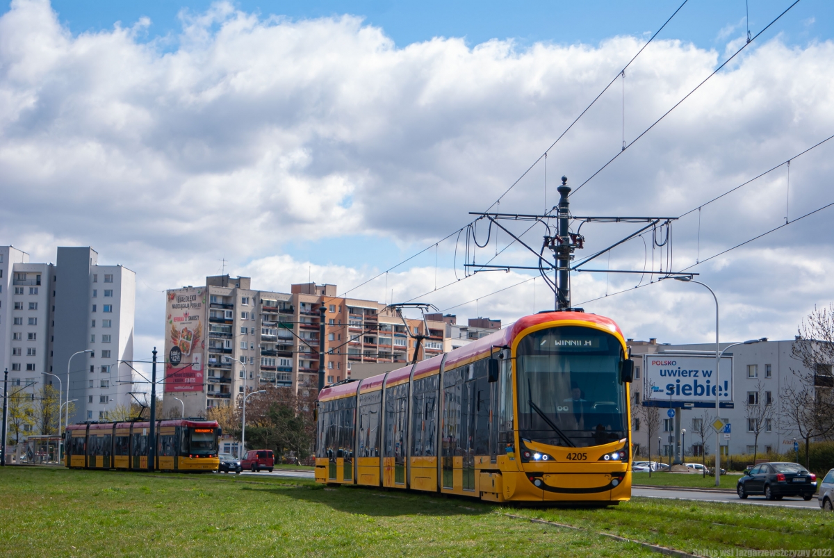 4205
Hyundai 140N #4205 w trakcie obsĹugi linii 2 jadÄc wzdĹuĹź ulicy Ĺwiatowida. 
