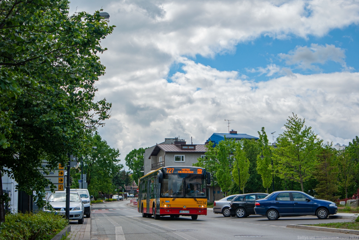 1223
Solbus Solcity 12 podczas obsĹugi linii 727 przejeĹźdĹźa obok urzÄdu miasta w Piasecznie.
