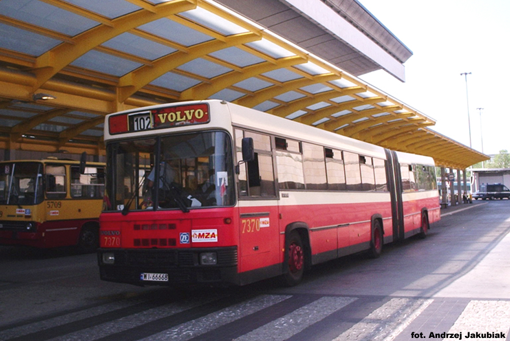 7370
Jelcz 180M na linii 102 oczekuje odjazdu z Dworca Centralnego. Czemu to Jelcz a nie Volvo? I znĂłw mam problem z zajezdniÄ, proszÄ o pomoc.
Słowa kluczowe: M180