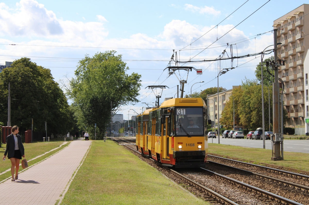 1468+1467
W zwiÄzku z kolejnym zamkniÄciem torowiska na ul. PuĹawskiej linia 31 dojeĹźdĹźa do pÄtli WyĹcigi, co pozwoliĹo na wyjazd na tÄ liniÄ tramwajĂłw jednokierunkowych. 
