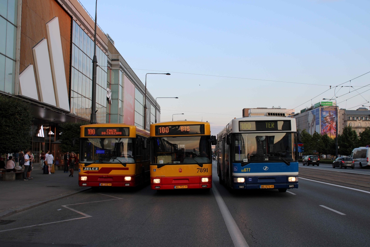 6971
Zabytkowe trio Jelczy na MarszaĹkowskiej.
Słowa kluczowe: M181 WLT2023