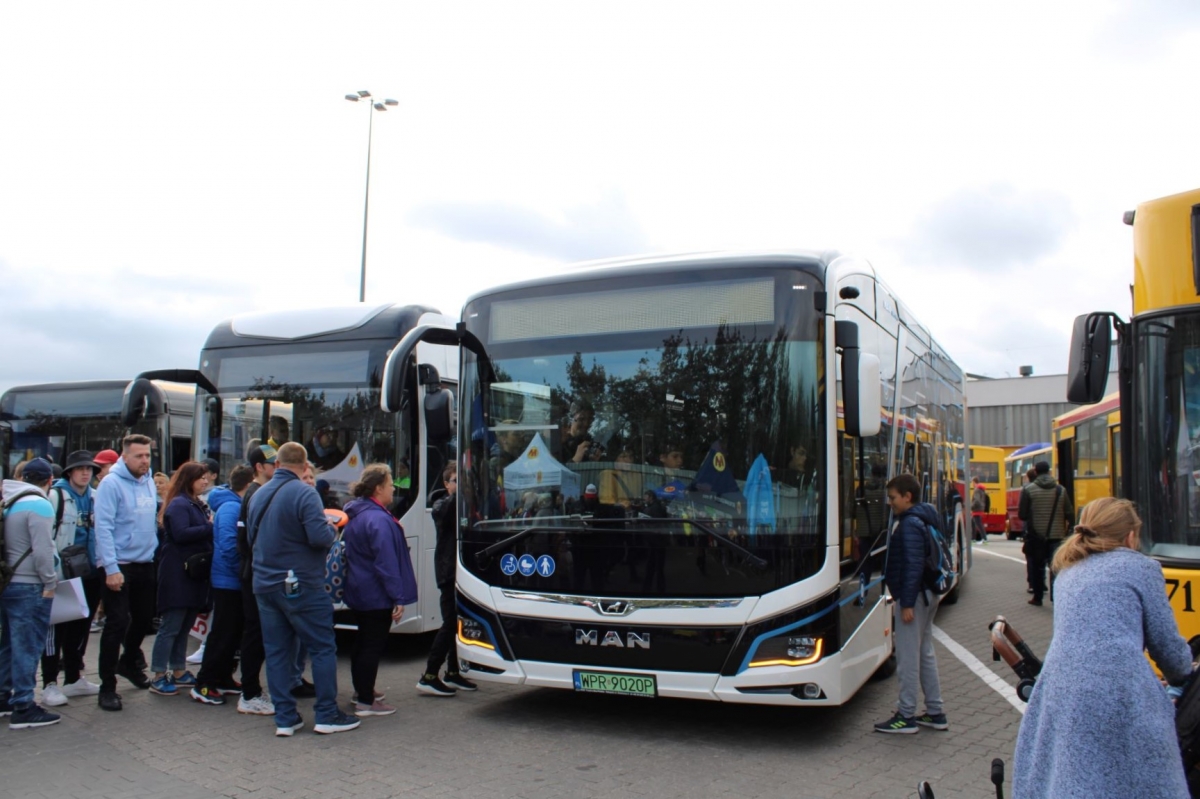 WPR 9020P
Na wystawie znalazły się też 2 autobusy testowe. Wśród nich elektryczny MAN, który zbierał duże zainteresowanie.
Słowa kluczowe: DTP2022