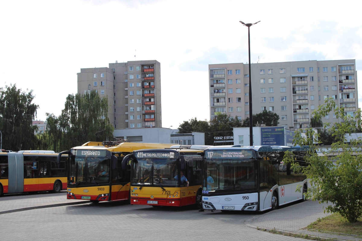 950
Testowy Solaris Urbino 12 mild hybrid stoi na pętli Gocław tworząc trio z Solbusem i elektrykiem. Pozdrowienia dla kierowców!
