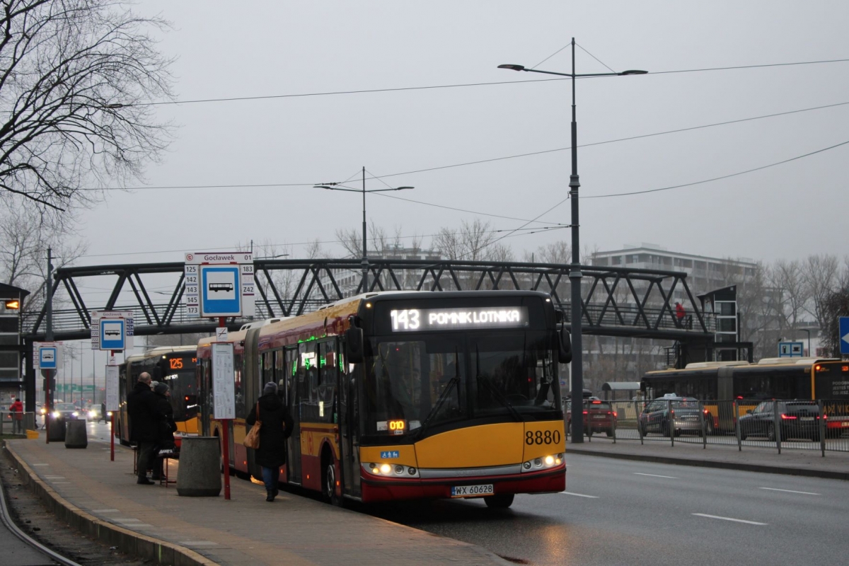 8880
"BiaĹy Solaris" podczas porannej obsĹugi linii 143.
