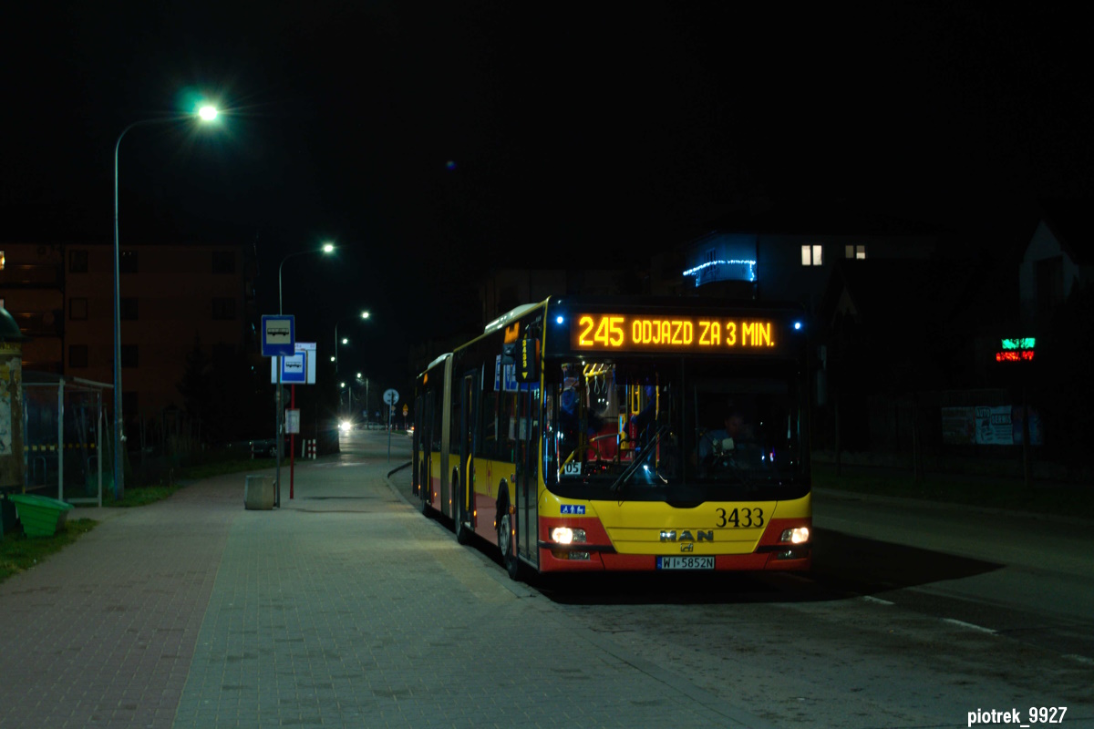3433
Lew koczujÄcy na przystanku Maczka w ZÄbkach, gdzie po odbyciu 5-cio minutowej przerwy ruszy w kierunku BrĂłdna. Pozdrowienia dla kierowcy i towarzyszy.
