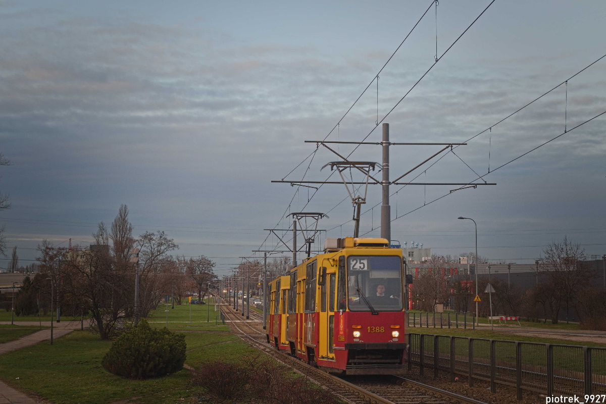 1388+1389
SkĹad czerwonakĂłw przemierza ul. Annopol na linii 25. Pozdrowienia dla motorniczego oraz dla towarzyszy :)
