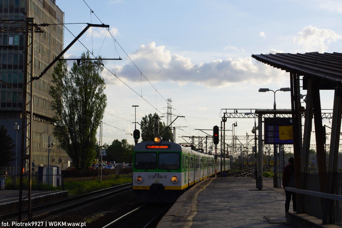EN57-1926+EN57-1807
SkĹad kibelkĂłw wjeĹźdza na stacjÄ Warszawa Zachodnia, gdzie po wykonaniu obsĹugi stacji, ruszy w kierunku stacji Warszawa Wschodnia. Pozdrowienia dla maszynisty!
