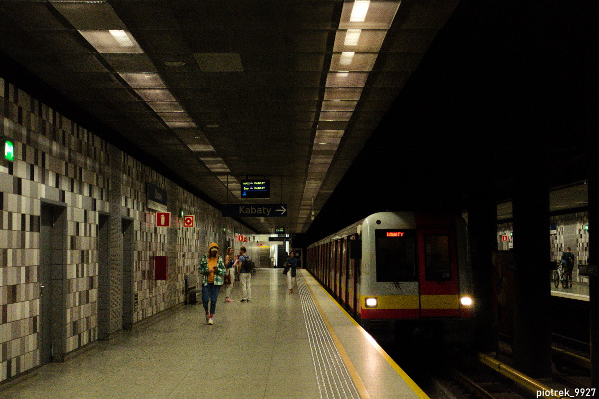 2027+1053+1054+1055+1056+2028
SkĹad AlstomĂłw MetropolisĂłw wjeĹźdĹźa na stacjÄ SĹodowiec. Pozdrowienia dla maszynisty za RP1 :)
