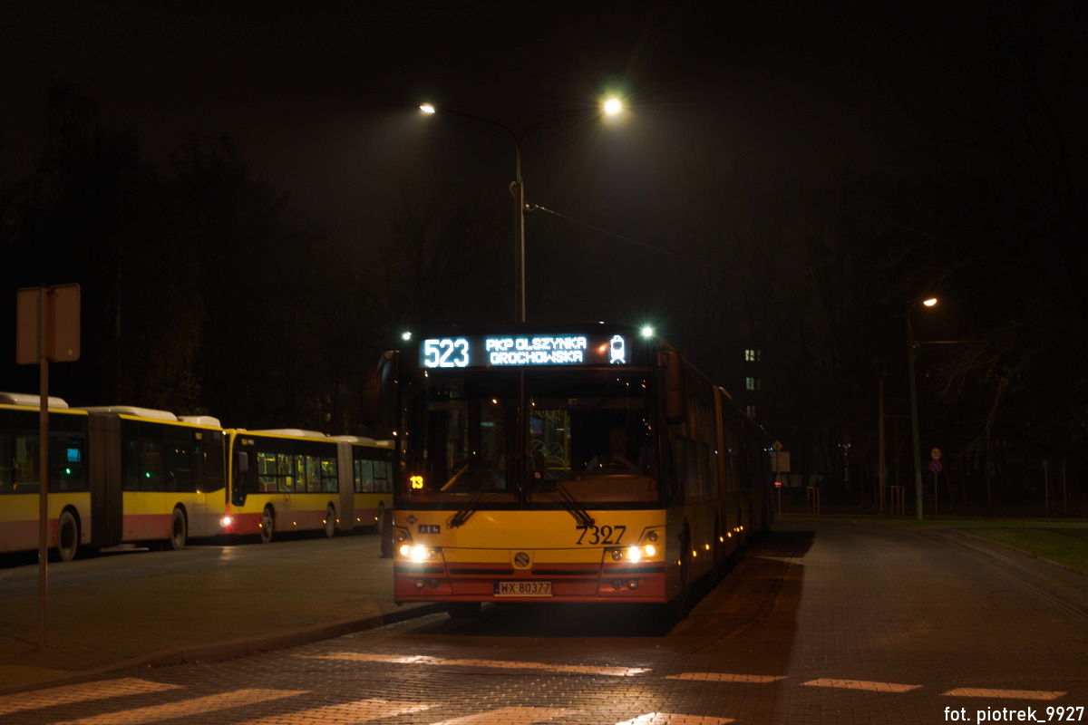 7327
Solbus oczekuje na odjazd z pÄtli Stare Bemowo w kierunku Olszynki Grochowskiej.
