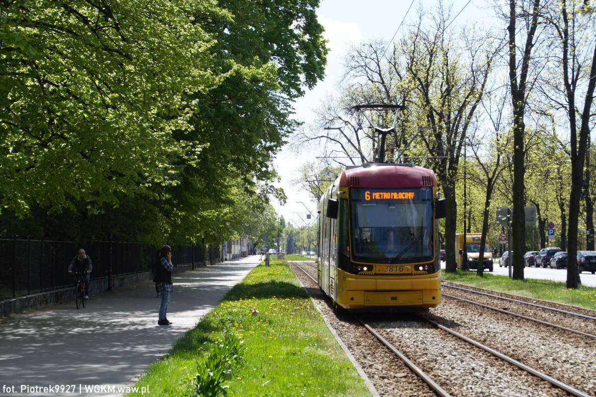 3816
Jazzik przemierza ulicę Mickiewicza i zbliża się do przystanku Plac Wilsona, gdzie udaje się w kierunku jednego z największych węzłów przesiadkowych, mianowicie na Metro Młociny
