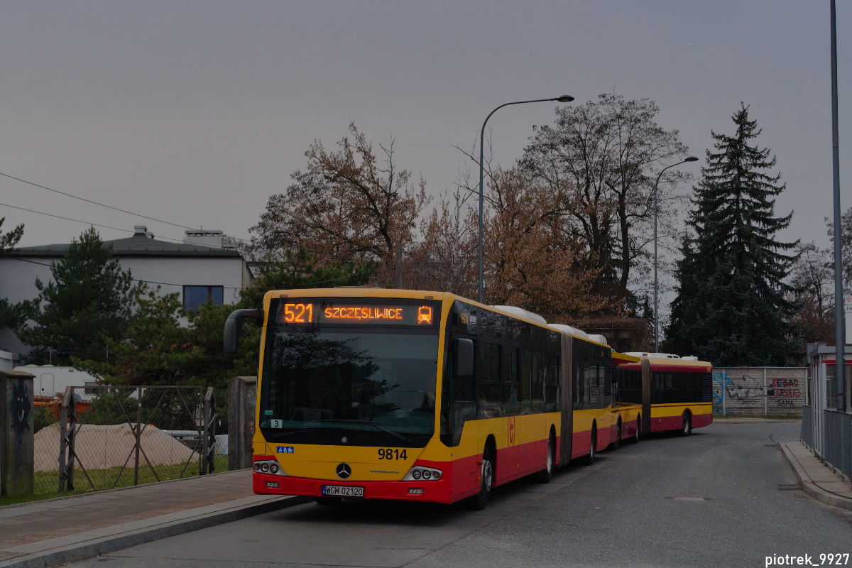 9814
Gwiazdeczka odbywa 20 minutowÄ przerwÄ na kraĹcu Falenica obsĹugujÄc liniÄ 521, a za nim widzimy 8827 obsĹugujÄcy dodatek na tej samej linii. Pozdrowienia dla kierowczyni oraz wĹaĹciciela wozu :)
