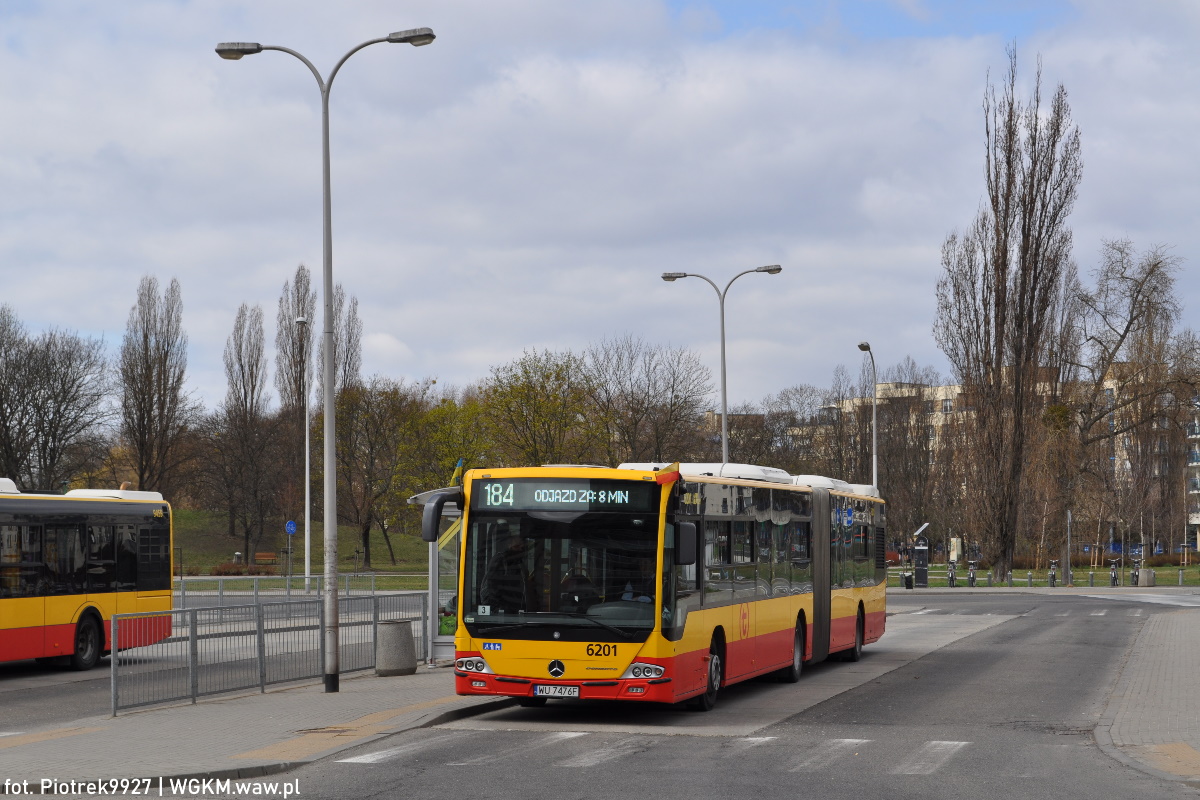 6201
Kebabik z oddziaĹu Kleszczowa odpoczywa przed kursem na linii 184 w kierunku wÄzĹa przesiadkowego Metro MĹociny
