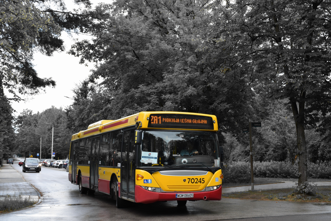 70245
Scania CN270UB promienieje kolorami, koĹczÄc kurs pod stacjÄ kolejki w Podkowie LeĹnej GĹĂłwnej na zastÄpczej linii "ZA1" organizowanej przez WKD przez dobudowe torowiska w kierunku Grodziska Mazowieckiego.
Słowa kluczowe: ZaWKD