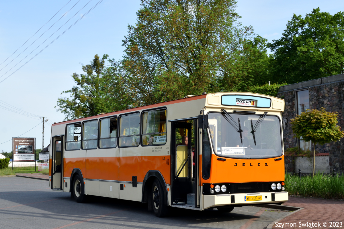 90904
Klubowa L11'stka na powrocie do Warszawy oczekuje na parkingu w Ĺťelazowej Woli.
Słowa kluczowe: L11