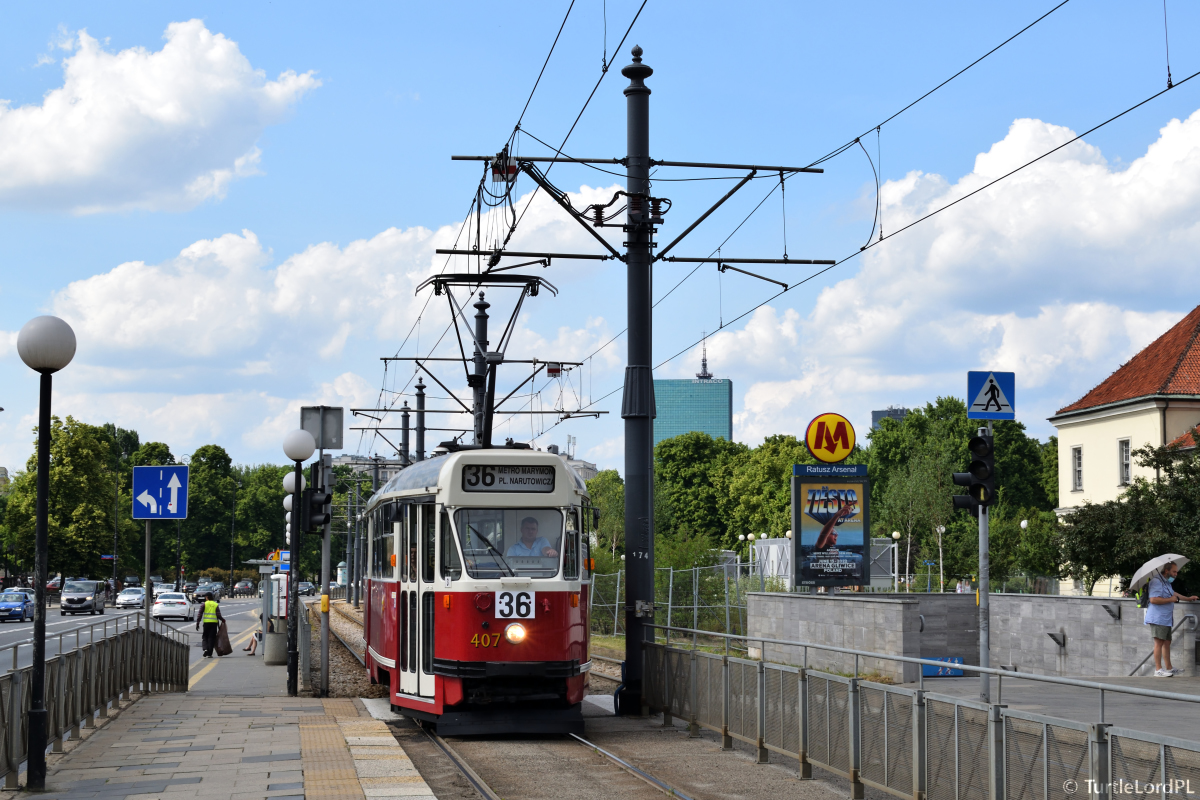 407
Trzynastka wjeĹźdĹźajÄca na przystanek Metro Ratusz ArsenaĹ w trakcie obsĹugi linii 36.
Słowa kluczowe: Konstal13N