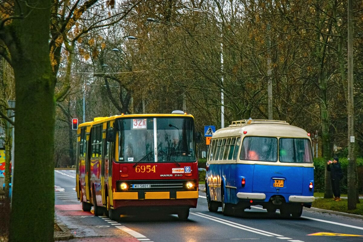 5254 (6954)
Mijanka historyka i zabytka na linii 32A. Pozdrowienia dla obsĹugi!
