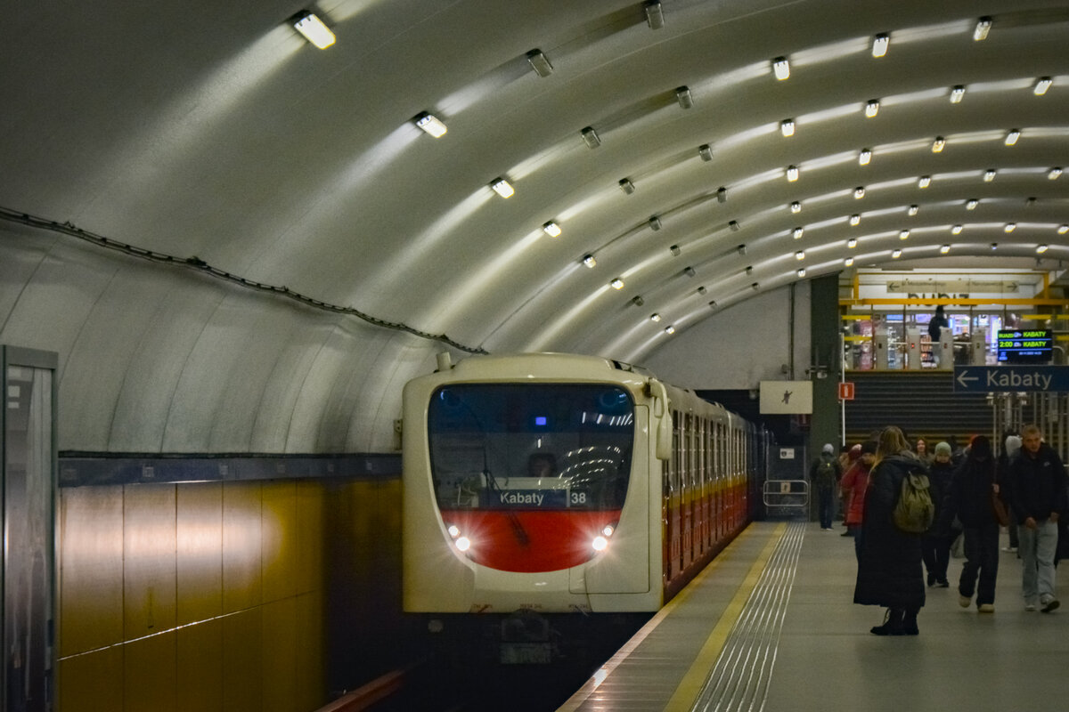 040+479+478+477+476+039
Wczoraj byĹo oficjalne poĹźegnanie "nowszych ruskĂłw". PozostaĹe dwa skĹady (34, 36) zostaĹy odstawione kilka dni temu na M2. BÄdÄ, wraz z pozostaĹymi tojkami, stanowiĹy pewnego rodzaju rezerwÄ.
