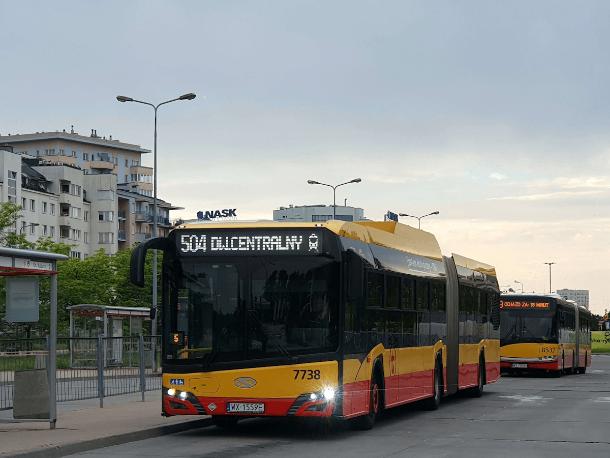 7738
Jeden z bardzo niecodziennych widokĂłw - Ostrobramska na 504. Pozdrowienia dla kierowcy :)
A w tle, linia 439
Słowa kluczowe: DziwadĹo