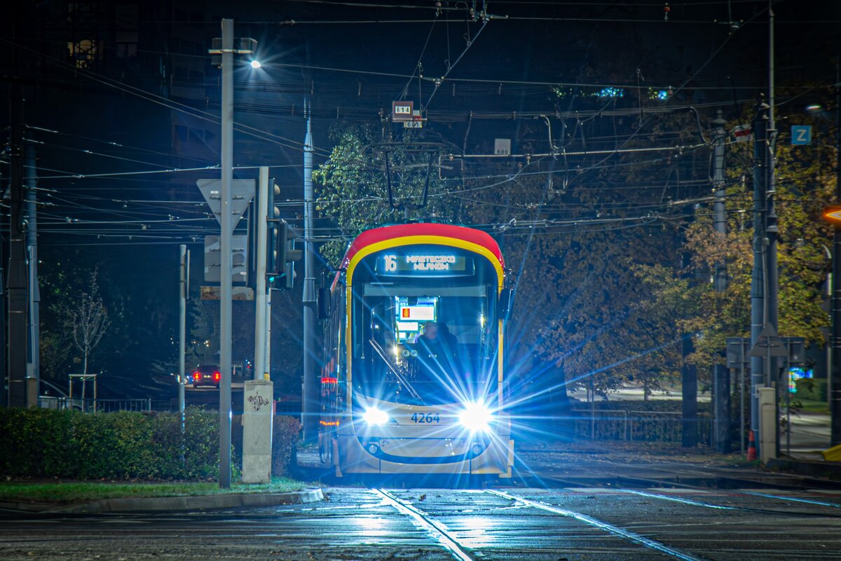4264
Pierwszy tramwaj, ktĂłry wreszcie pojechaĹ liniowo na WilanĂłw z pasaĹźerami po ponad 50 latach
