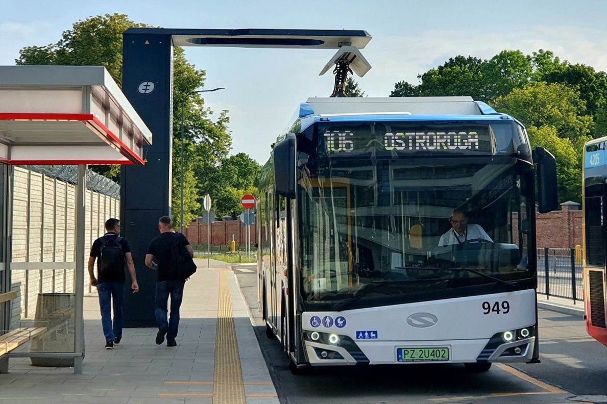 949
Ten testowiec jak najbardziej może się ładować na ładowarkach dla pozostałych solarisów elektrycznych. Co ciekawe, ten pantograf bardzo przypomina mi pantografy w ursusach... Pozdrowienia dla kierowcy!
