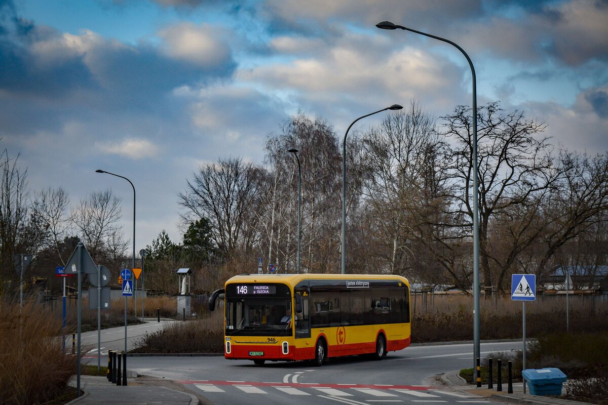 946
Z powodu awarii drugich drzwi, po następnym kursie został podmieniony na 1425.
Poza tym, jak na razie jest całkiem udanym testowcem.
