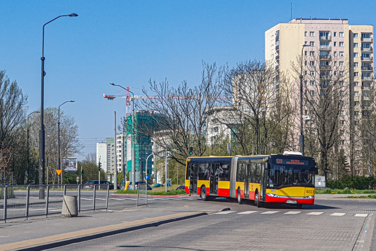 8123
Z uwagi na nagĹy wzrost temperatury (chyba byĹo wtedy z 27 stopni lub wiÄcej) i pojawienie siÄ bezchmurnej pogody, duĹźo ludzi zdecydowaĹo siÄ wybraÄ do Ogrodu Botanicznego. Efekt - zapeĹnione po dach przeguby na biednych dwĂłch brygadach 139, jeĹźdĹźÄcych co 45 minut. 
I tak dobrze, Ĺźe nie dano wtedy teoretycznie planowych solĂłwek!
Przy okazji pozdrowienia dla szofera, wtedy pierwszy raz ogarnÄĹem Ĺźe autobusy mogÄ rozwijaÄ aĹź takie prÄdkoĹci... :)
