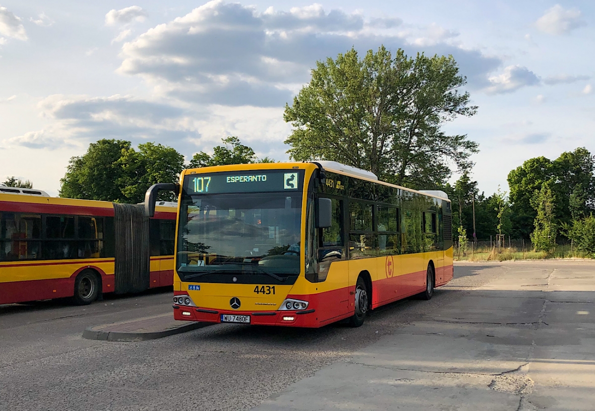 4431
Wczoraj na 107 trafiĹy siÄ dwie 12-sto metrĂłwki. Jedna z nich to 1506 a druga to ukazana na fotce 4431. Pozdrowienia dla kierowcy ;)

