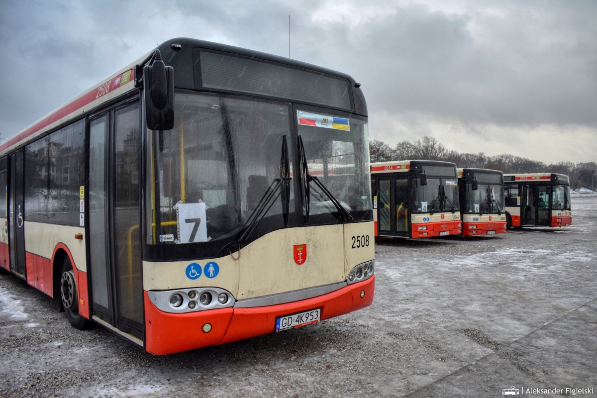 2508
Bardzo(!) nietypowi goĹcie na parkingu przed Stadionem Narodowym. To przystanek poĹredni gdaĹskich klasykĂłw (z przymruĹźeniem oka chyba moĹźna je juĹź tak sklasyfikowaÄ) w drodze na UkrainÄ. ZaĹoĹźenia sÄ takie, Ĺźeby Solaris pojechaĹ do Kijowa, zaĹ MANy do Krzywego Rogu, Pokrowska i Kramatorska.
Słowa kluczowe: Zima