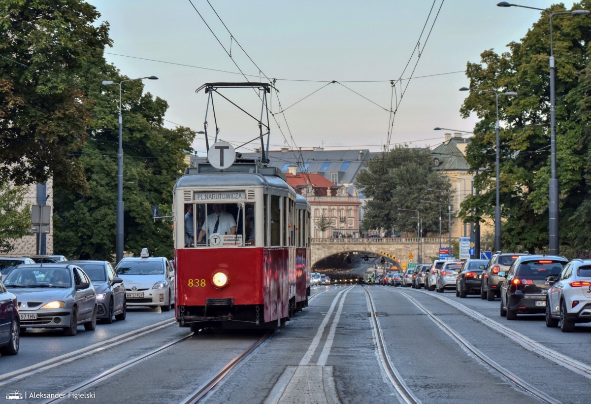 838
Warszawa, Trasa W-Z. SkĹad 4Nj+4ND nr 838+1811 wykonuje ostatni kurs pierwszej brygady Tetki. To takĹźe ostatni kurs tej brygady w 28. sezonie kursowania linii.
