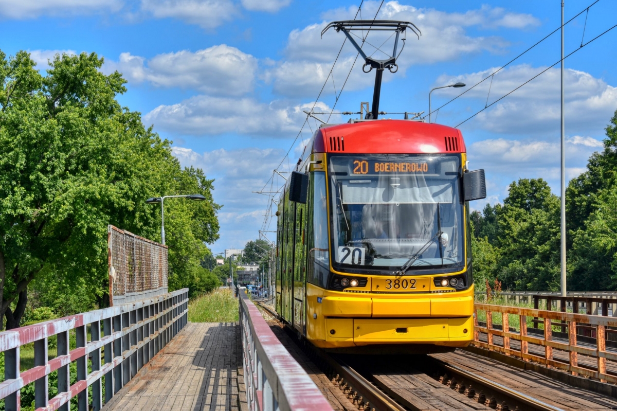 3802
Wolski Jazzik na drewnianym wiadukcie nad LK509. WiÄcej niĹź ÄwierÄ wieku temu wiadukt w tym miejscu byĹ jednotorowy, jeĹşdziĹa tu tylko jedna linia - dwudziestka i byĹa ona obsĹugiwana jedynym sĹusznym taborem, czyli stopiÄtkami:)
