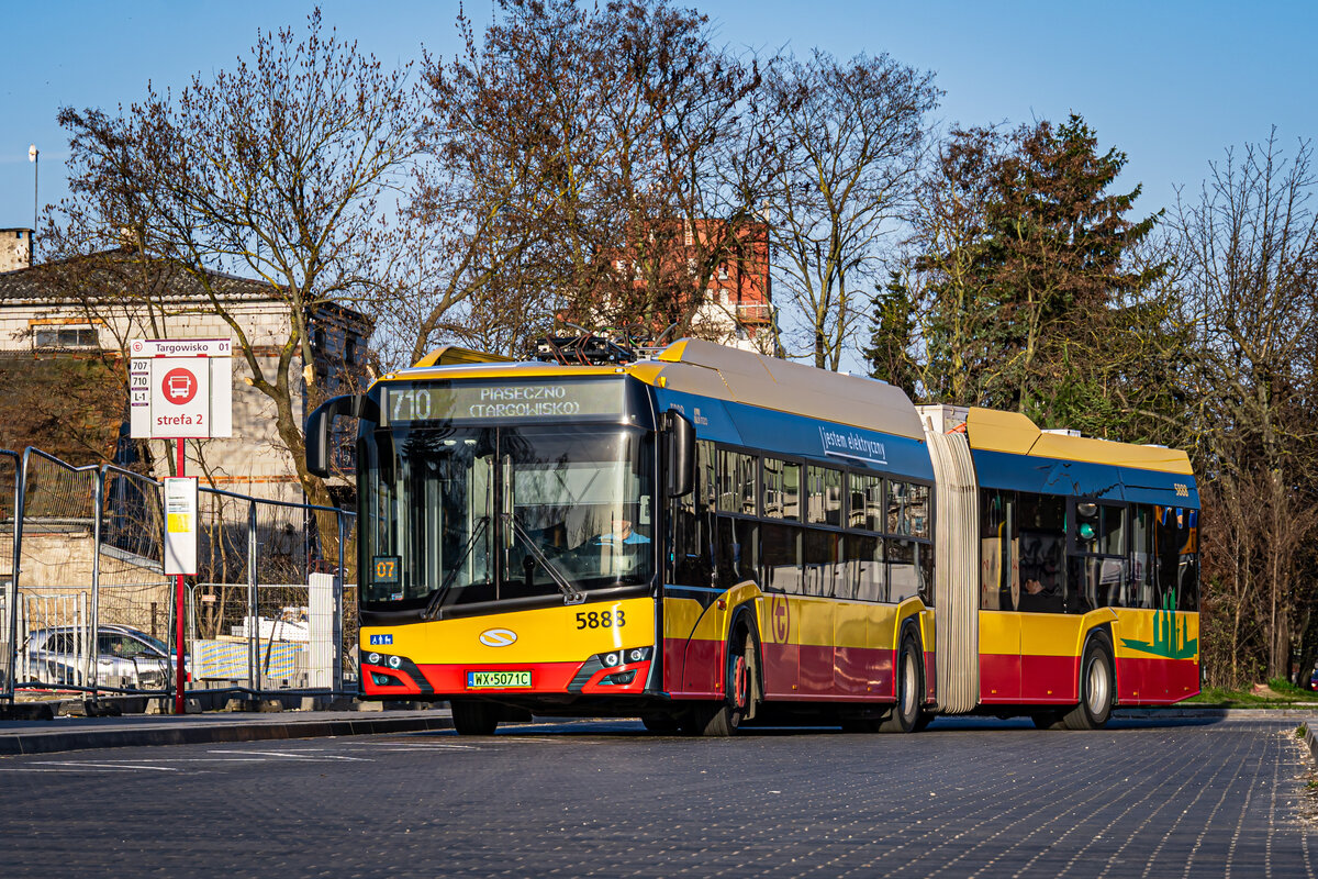 5888
Słońce niestety aż za mocno wtedy doswietlało, ale tak.
Dzisiaj chyba pierwszy raz w historii linii 710 wyjechał na nią pojazd elektryczny. Co prawda na krótki dodatek, ale jednak 😛🥰
Pozdrawiam @notthisone

