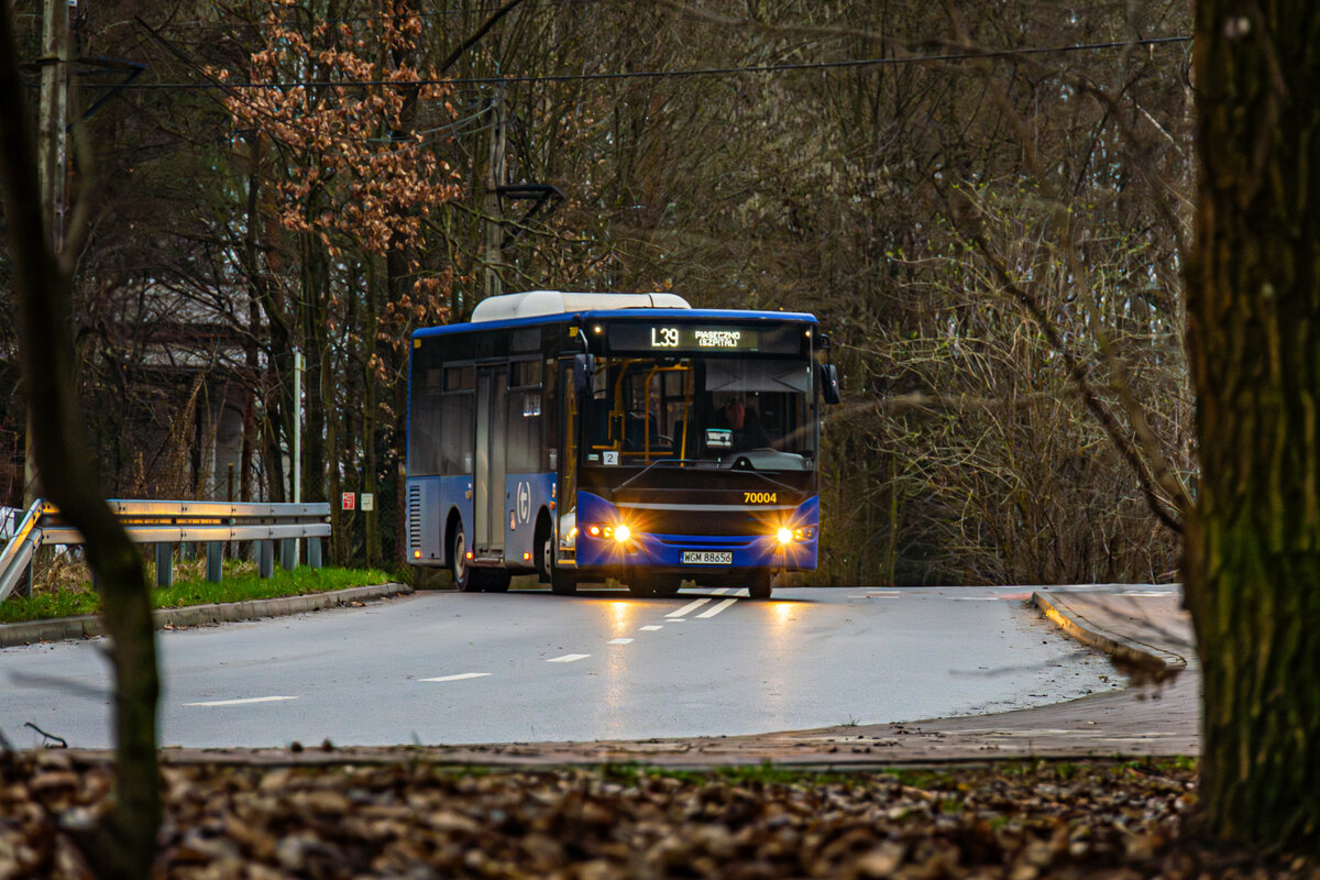 70004
Tym razem L39 wyjechaĹo đ
A tak na serio to chyba ostatnio jakoĹ mniej jest problemĂłw z tÄ liniÄ. Przynajmniej takie mam wraĹźenie đ
Natomiast tabor mĂłgĹby byÄ inny, to sÄ doĹÄ nowe pojazdy a niestety sÄ w stanie takim jakby miaĹy przynajmniej kilka lat i jeszcze zaniedbane. ChociaĹź moĹźe one takie wyjechaĹy z fabryki đ¤ Nie zdziwilbym siÄ đ
