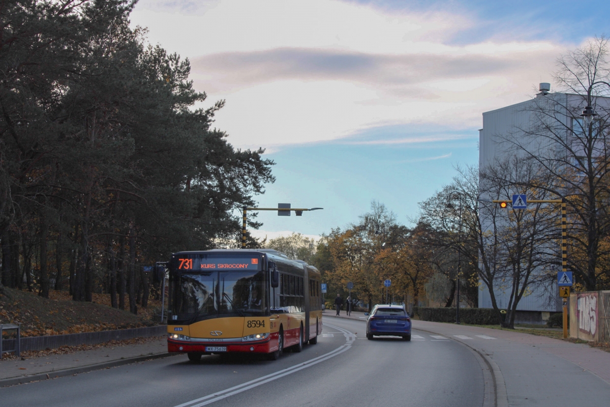 8594
Przegubowy Solaris zmierza w kierunku Osiedla MĹodych, poĹoĹźonego w pĂłĹnocnej czÄĹci miasta. Tego dnia linia sĹuĹźyĹa rĂłwnieĹź jako dojazd do poĹoĹźonego niedaleko cmentarza.
