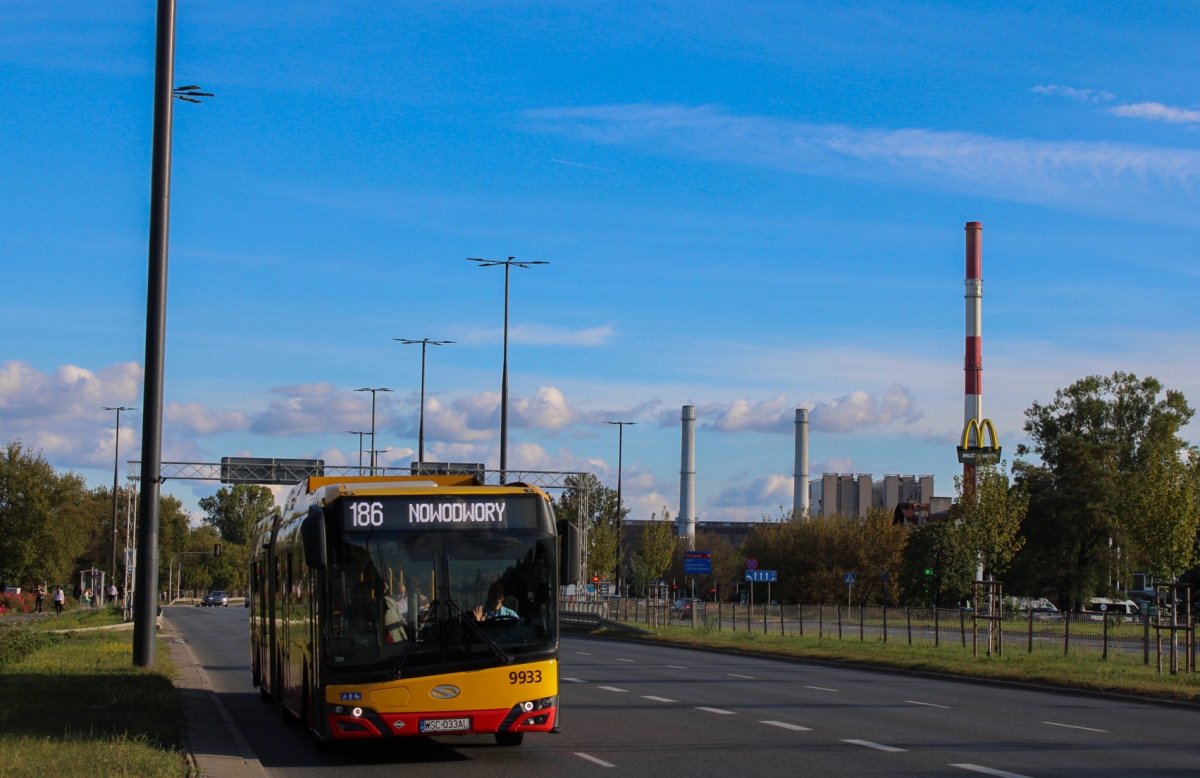 9933
Karton kieruje siÄ w kierunku BiaĹoĹÄki a w tle kominy pobliskiej ElektrociepĹowni na Ĺťeraniu. Pozdrowionka dla kierowcy :)
